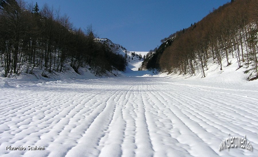 07 Rughe di neve sulla pista Nube Bianca.JPG